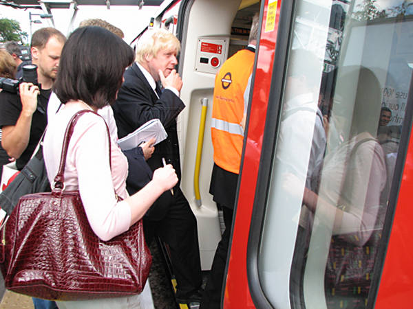 [PHOTO: Crowds and Mayor boarding train: 59kB]